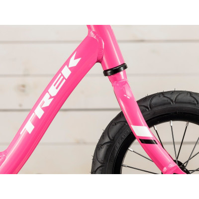 Vélo VTT draisienne fille 18 à 30 mois alu - TREK 2022 Kickster - Rose Flamingo décor blanc