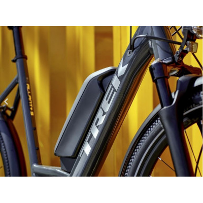 Vélo électrique vtc urbain 27.5p TREK 2022 alu Allant+ 5 Lowstep 500 anthracite brillant décor argent cadre ouvert