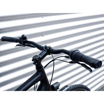 Vélo ville homme - TREK 2022 District 3 Equipped - Noir Matte Black décor rouge