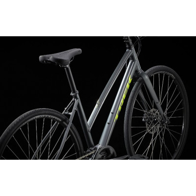 Vélo route fitness 700 alu - TREK 2023 FX 2 Disque Stagger - Satin Lithium Grey - gris décor jaune