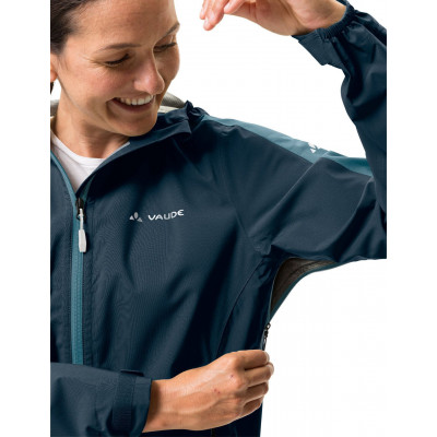 Veste imperméable femme - VAUDE Moab Rain II - bleu pétrole décor bleu ciel